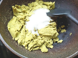 21、绿豆糕,加入白糖，蜂蜜，翻炒均匀