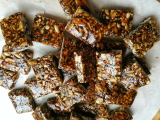 13、花生瓜籽麻糖,做好的糖可以放在密封的容器里面进行保存，但是不建议放的时间太长，最好能够在几天之内都吃掉。