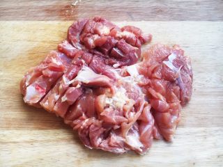 2、十味 脆皮香蒜烤鸡排,用刀将鸡排横竖交叉轻轻划几刀,这样方便入味,鸡排也更松软鲜嫩。