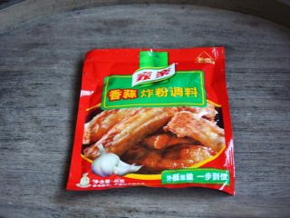 3、十味 脆皮香蒜烤鸡排,我是使用这种调料粉腌制鸡排的,就按照包装的说明1斤肉放1包的料,加少许水即可。