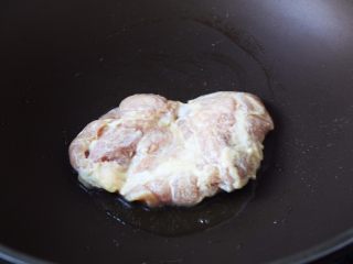 4、十味 脆皮香蒜烤鸡排,大火把锅烧热,放入1小勺的油,用油将锅底抹匀,放入腌制好的鸡排,改中小火煎制。