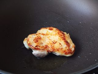 5、十味 脆皮香蒜烤鸡排,煎至两面微微有金黄色,盛出备用。