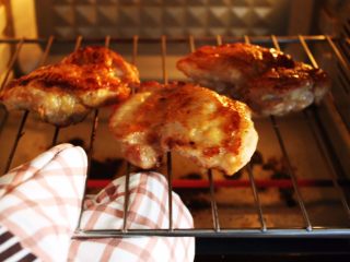 8、十味 脆皮香蒜烤鸡排,然后再放入烤箱里,再烤10分钟。