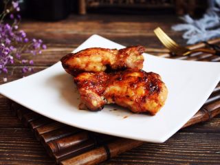 9、十味 脆皮香蒜烤鸡排,烤好后即可装盘食用。