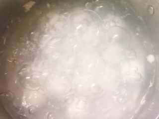 12、糖水鸡蛋,锅中重新烧开水，水开后放入汤圆