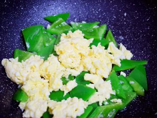 8、青椒炒鸡蛋,加入鸡蛋
