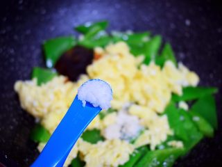 11、青椒炒鸡蛋,加入盐