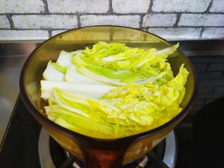 4、蒜蓉粉丝娃娃菜,放沸腾水里焯一下，变软捞出