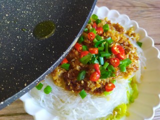 12、蒜蓉粉丝娃娃菜,加入葱花，辣椒段，撒热油