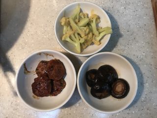 14、蘑菇小姐便当,香菇是我之前卤好的，你们可以用一般红烧的方法烧香菇