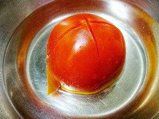 3、紫菜番茄豆腐汤,去皮切块。