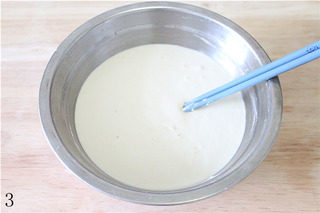 3、自制凉皮,搅拌成稠面糊无颗粒（第一次大概280克水，用力搅拌，这样出来的面皮才会筋道），静置醒1个小时。