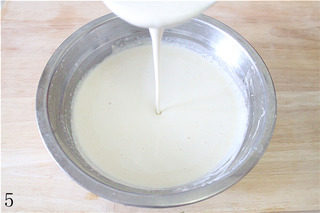 5、自制凉皮,加水的过程要注意观察，搅拌成可以慢慢流动的面糊