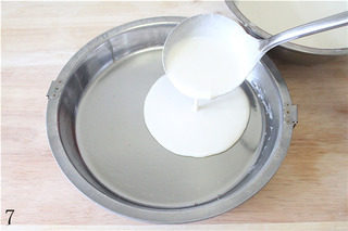 7、自制凉皮,舀一勺面糊到面皮罗罗