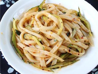 14、自制凉皮,备好麻酱、黄瓜、醋、蒜搅拌即可