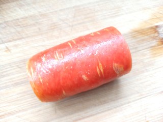 1、鸡肉蔬菜饼汉堡,胡萝卜洗净