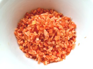 2、鸡肉蔬菜饼汉堡,切碎备用