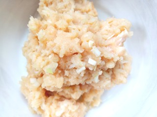 8、鸡肉蔬菜饼汉堡,取出放入盆中