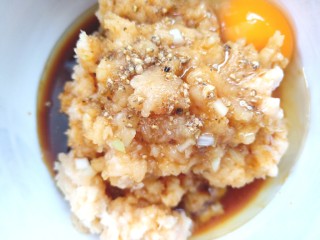 9、鸡肉蔬菜饼汉堡,打入一个鸡蛋，加入少许生抽，料酒，胡椒粉