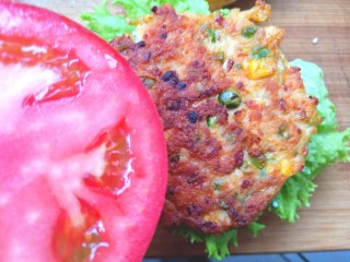 21、鸡肉蔬菜饼汉堡,放上煎好的鸡肉饼，在放上番茄片