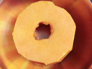 1、脆皮南瓜饼,准备好南瓜。