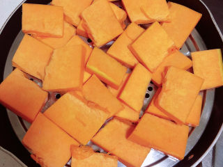 3、脆皮南瓜饼,将南瓜放在蒸锅中。中火蒸12-15分钟即可。