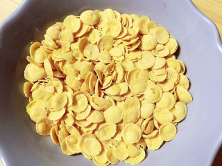 10、脆皮南瓜饼,再准备一些玉米脆片。