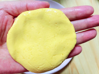 11、脆皮南瓜饼,取出少量南瓜糯米团,滚圆压平,包入红豆沙馅儿。