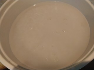 1、家常腊肠西葫芦香菇三拼煲仔饭,先将大米+水+少许食用油中小火焖(米和水的比例为1:1.2),焖10分钟左右