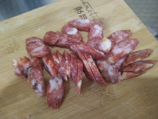 2、家常腊肠西葫芦香菇三拼煲仔饭,腊肠切片