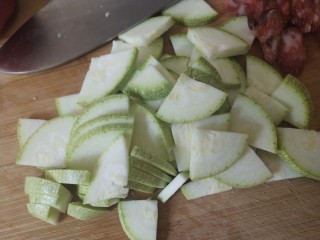 3、家常腊肠西葫芦香菇三拼煲仔饭,西葫芦切片