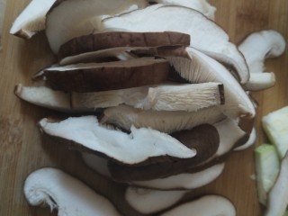 4、家常腊肠西葫芦香菇三拼煲仔饭,香菇去根切片