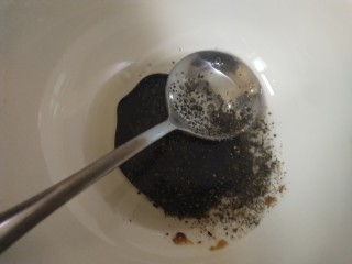 6、家常腊肠西葫芦香菇三拼煲仔饭,2勺食用油,2勺生抽,半勺老抽,适量盐,适量黑胡椒粉,搅拌均匀