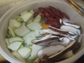 7、家常腊肠西葫芦香菇三拼煲仔饭,水还剩一些的时候放入西葫芦,腊肠,香菇,鸡蛋,都是比较容易熟的,可以一起放进去