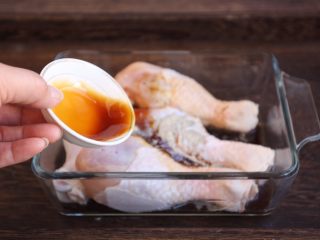 4、烤奥尔良风味黄金鸡腿,放入白胡椒粉、料酒、生抽、蚝油、盐。