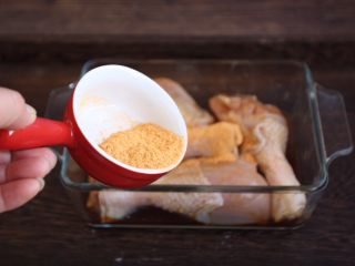 6、烤奥尔良风味黄金鸡腿,再撒上奥尔良烤翅料。