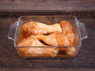 7、烤奥尔良风味黄金鸡腿,再次抓拌均匀。