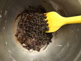 6、巧克力软曲奇,在拌好的面糊中加入耐高温巧克力豆，搅拌均匀。