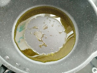 7、雪菜香菇团子,热锅放油