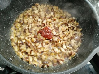 10、雪菜香菇团子,放入一勺黄豆酱翻炒均匀