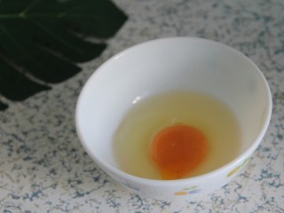 4、番茄鸡蛋通心粉,鸡蛋打入碗中
