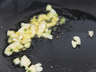 12、番茄鸡蛋通心粉,锅内热油，爆香蒜末