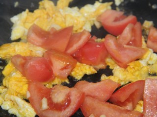 15、番茄鸡蛋通心粉,把鸡蛋和番茄一起炒