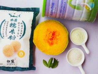 1、南瓜小橘灯,准备好所有食材。
