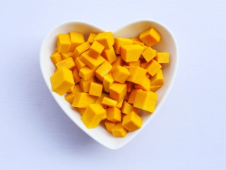 2、南瓜小橘灯,南瓜去皮切片。