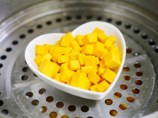 3、南瓜小橘灯,上锅蒸熟。