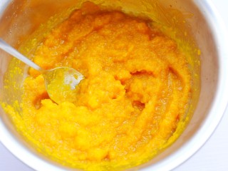 9、南瓜小橘灯,拌匀揉成面团。