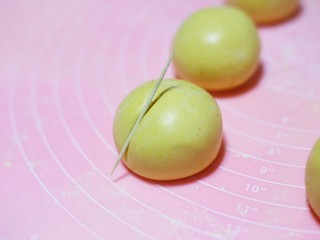 11、南瓜小橘灯,用牙签压出6边橘褶印。