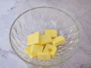 2、豆沙一口酥,黄油提前室温软化，软化至手指轻按一下就有印痕即可