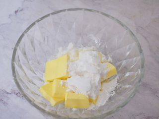 3、豆沙一口酥,在软化好的黄油里加入糖粉